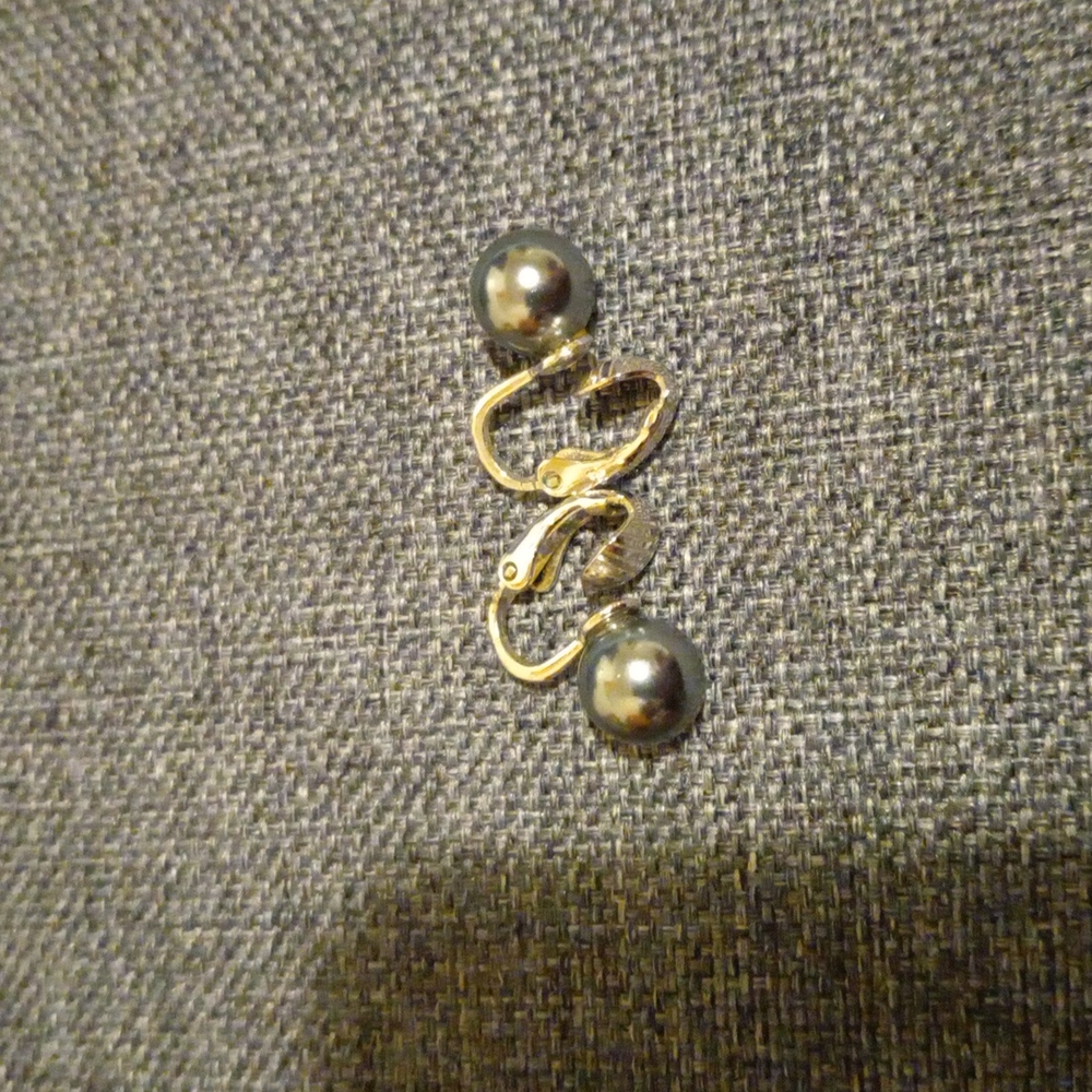 Trifari Black Pearl Clip Earrings Signed